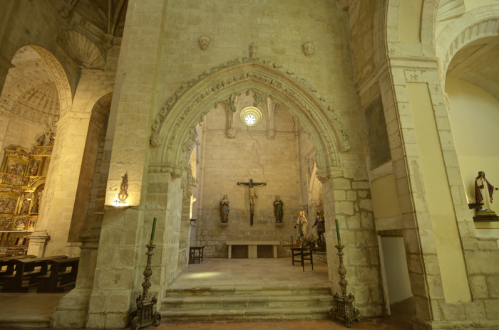 Portada de la capilla de los Vega en la iglesia del monasterio de la Espina